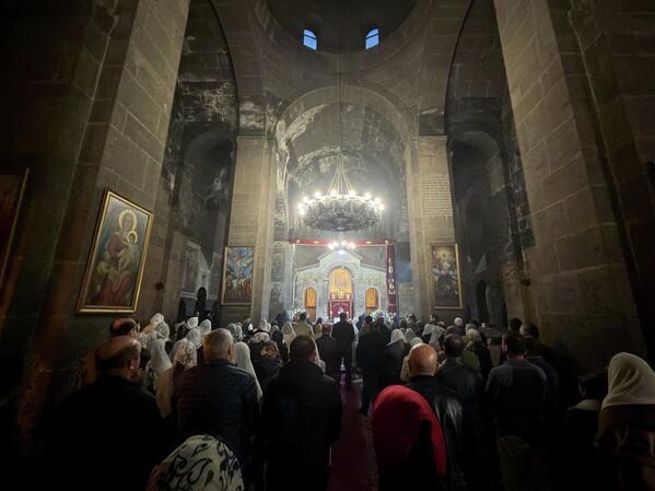 Верующие на совместной молитве в Мугни - Sputnik Армения