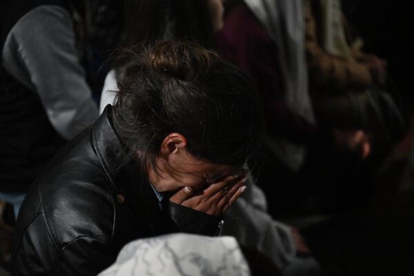 Верующая плачет на совместной молитве в Мугни - Sputnik Армения