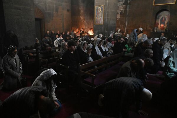 Верующие на совместной молитве в Мугни - Sputnik Армения