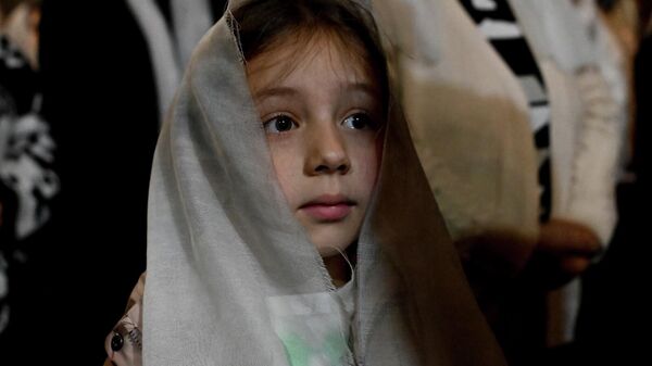 Девочка на совместной молитве в Мугни - Sputnik Армения