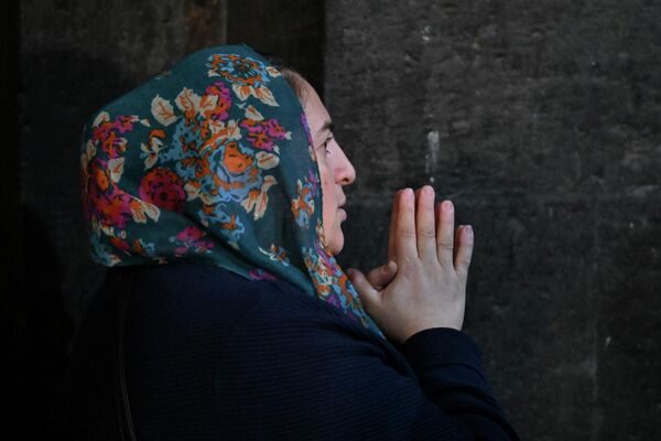 Верующая на совместной молитве в Мугни - Sputnik Армения