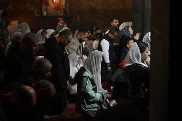 Верующие на совместной молитве в Мугни - Sputnik Армения