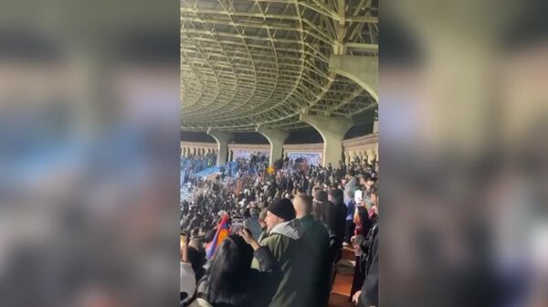 Армянские и чешские болельщики бросали друг в друга мусорные баки во время матча Ноа — Сигма - Sputnik Армения