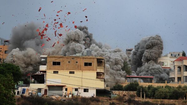 Дым на месте разрушенного от израильского авиаудара здания в деревне Тейр-Дебба (6 ноября 2025). Ливан - Sputnik Армения