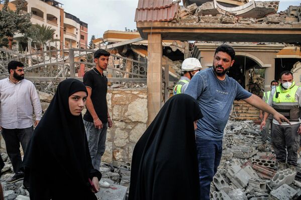 Женщины у своего дома, разрушенного израильским авиаударом в деревне Тейр-Дебба на юге Ливана - Sputnik Армения