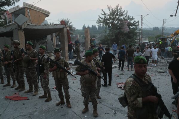 Ливанские солдаты у здания, разрушенного израильским авиаударом в деревне Тейр-Дебба  - Sputnik Армения