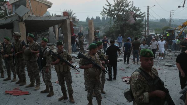 Ливанские солдаты у здания, разрушенного израильским авиаударом в деревне Тейр-Дебба (6 ноября 2025). Ливан - Sputnik Армения