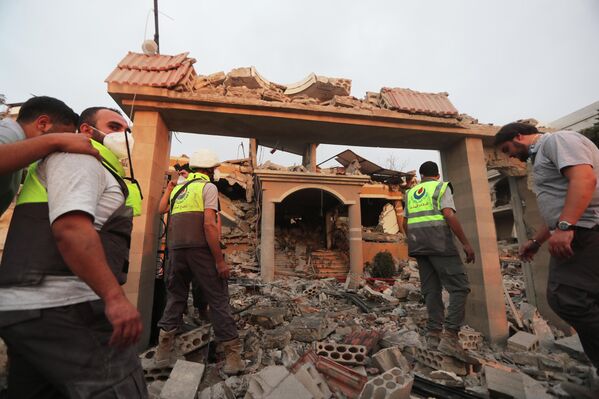 Силы гражданской обороны осматривают руины здания - Sputnik Армения