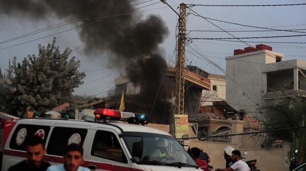 Дым на месте разрушенного от израильского авиаудара здания в деревне Тейр-Дебба (6 ноября 2025). Ливан - Sputnik Армения
