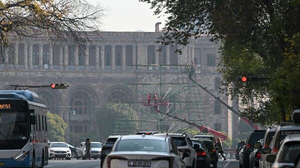 Установка главной новогодней ели на площади Республики (7 ноября 2025). Еревaн - Sputnik Արմենիա