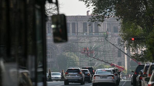 Установка главной новогодней ели на площади Республики (7 ноября 2025). Еревaн Установка главной новогодней ели на площади Республики (7 ноября 2025). Еревaн - Sputnik Армения