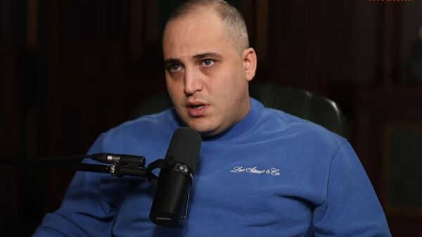 Ведущий подкаста «Имнемними» Нарек Самсонян во время эксклюзивной беседы с Сержем Саргсяном (7 ноября 2025). Еревaн - Sputnik Армения