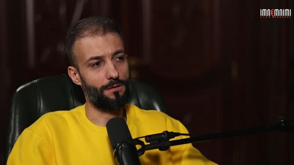 Ведущий подкаста «Имнемними» Вазген Сагателян во время эксклюзивной беседы с Сержем Саргсяном (7 ноября 2025). Еревaн - Sputnik Армения