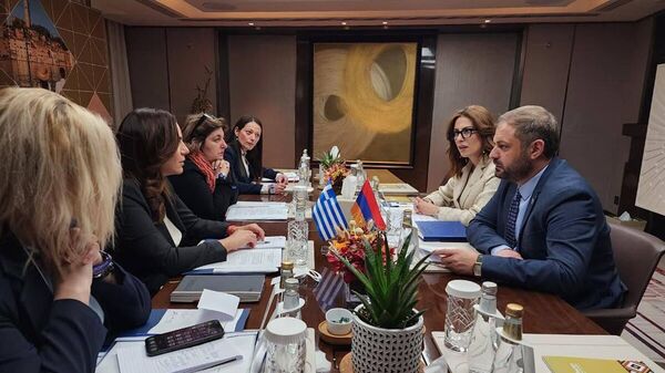 Министр экономики Геворг Папоян встретился с министром туризма Греции Ольгой Кефалоянни в рамках 26-й сессии Генеральной ассамблеи Всемирной туристской организации ООН (8 ноября 2025). Эр-Рияд - Sputnik Армения
