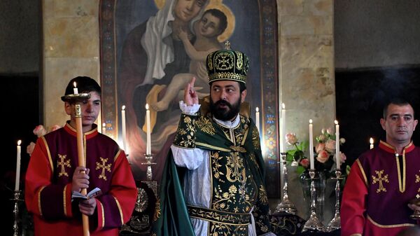 Священник отец Таде проводит воскресное богослужение в церкви (9 ноября 2025). Талин - Sputnik Армения