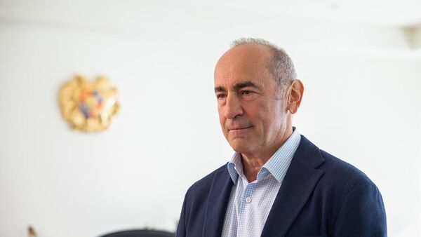 Роберт Кочарян дал интервью комментатору новостной программы Айлур 5-ого канала Ларе Аракелян (9 ноября 2025). Еревaн - Sputnik Армения