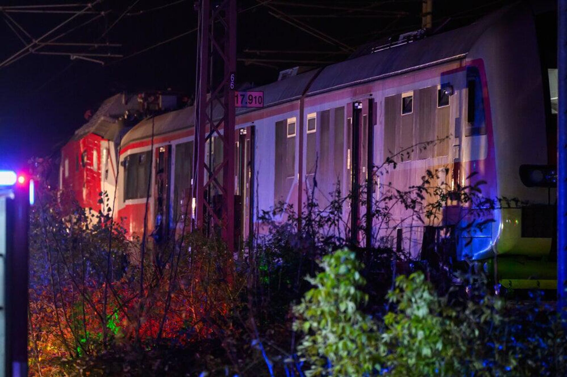 Два пассажирских поезда столкнулись в Словакии - Sputnik Արմենիա, 1920, 10.11.2025