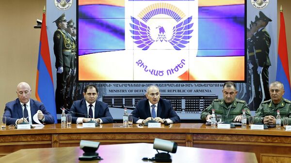 Премьер-министр Никол Пашинян встретился с участниками оперативного совещания руководящего состава ВС РА (10 ноября 2025). Еревaн - Sputnik Армения