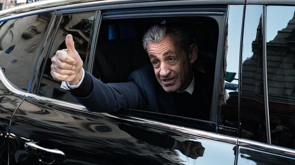 Бывший президент Франции Николя Саркози приветствует своих сторонников, направляясь в тюрьму Ла Санте (21 октября 2025). Париж - Sputnik Армения