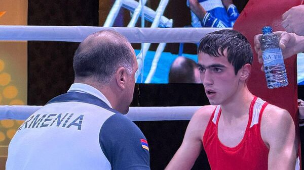 Боксер Тумас Товмасян в финале чемпионата Европы среди юношей до 23 лет (48 кг) - Sputnik Армения
