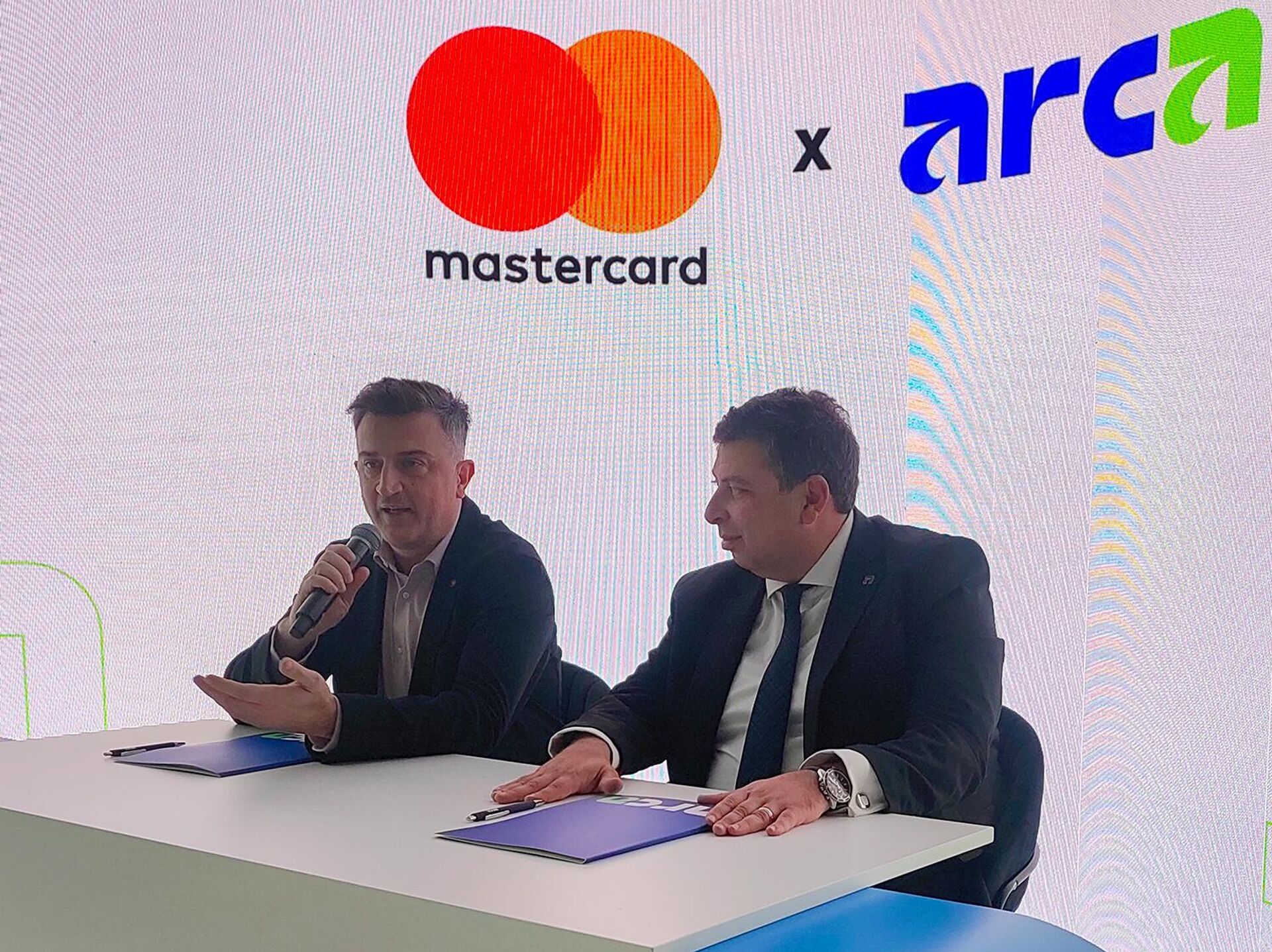 Исполнительный директор ArCa Вардан Хачатрян и менеджер MasterCard по Грузии и Армении Давид Згудадзе - Sputnik Արմենիա, 1920, 11.11.2025