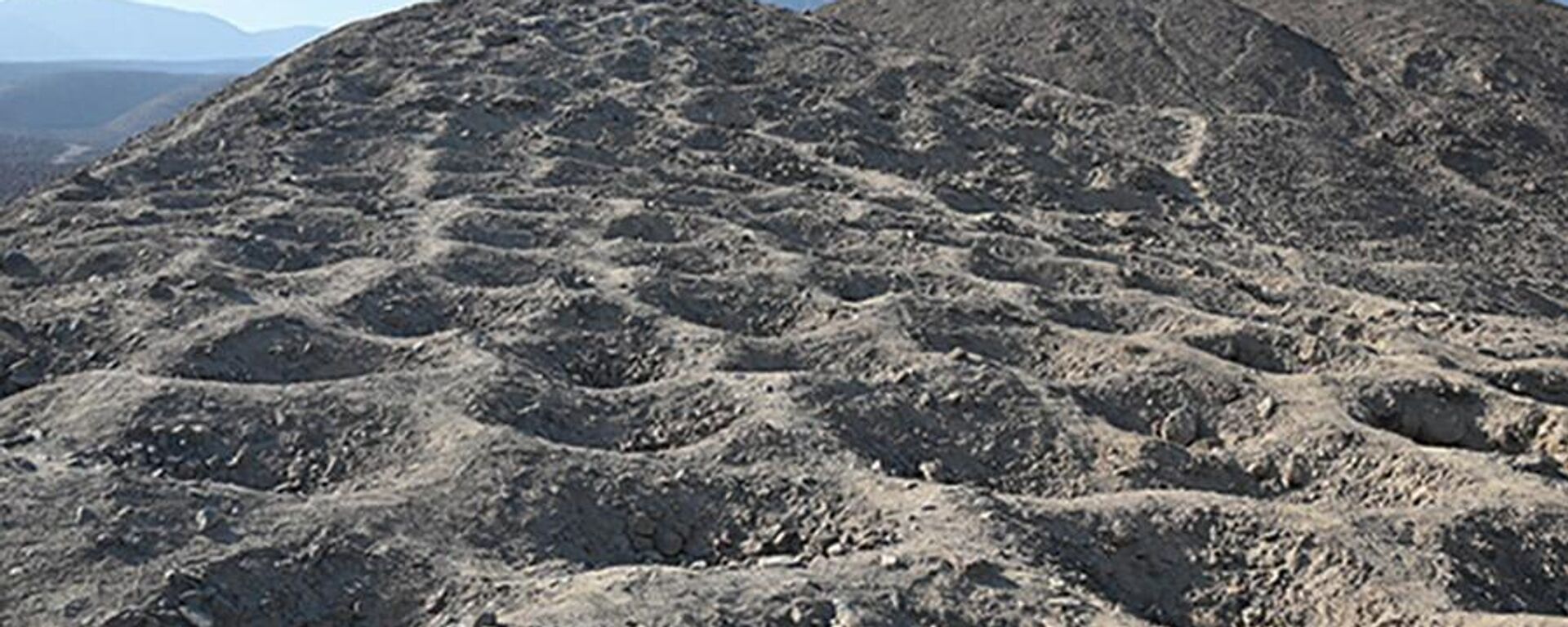 Дыры на горе Монте-Сьерпе в Перу - Sputnik Армения, 1920, 12.11.2025