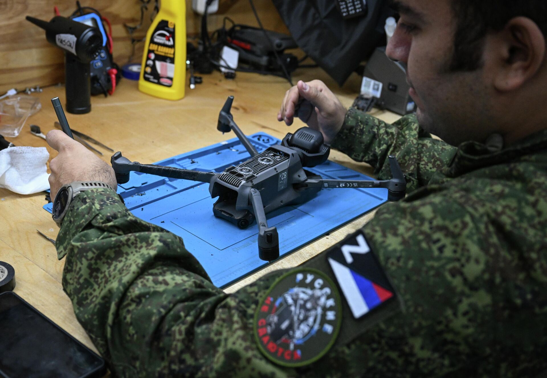 Лаборатория по ремонту и сборке БПЛА группировки Центр - Sputnik Արմենիա, 1920, 12.11.2025