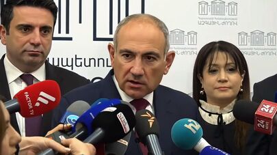 Премьер-министр Никол Пашинян отвечает на вопросы журналистов во время перерыва очередного заседания Национального собрания (12 ноября 2025). Еревaн