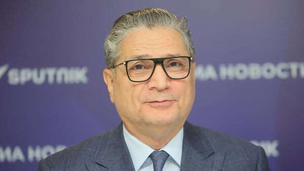 Заместитель председателя правления Евразийского банка развития, куратор Фонда цифровых инициатив ЕАБР Тигран Саркисян во время видеомоста на тему: Цифровые проекты ЕАЭС (12 ноября 2025). Москвa - Sputnik Армения