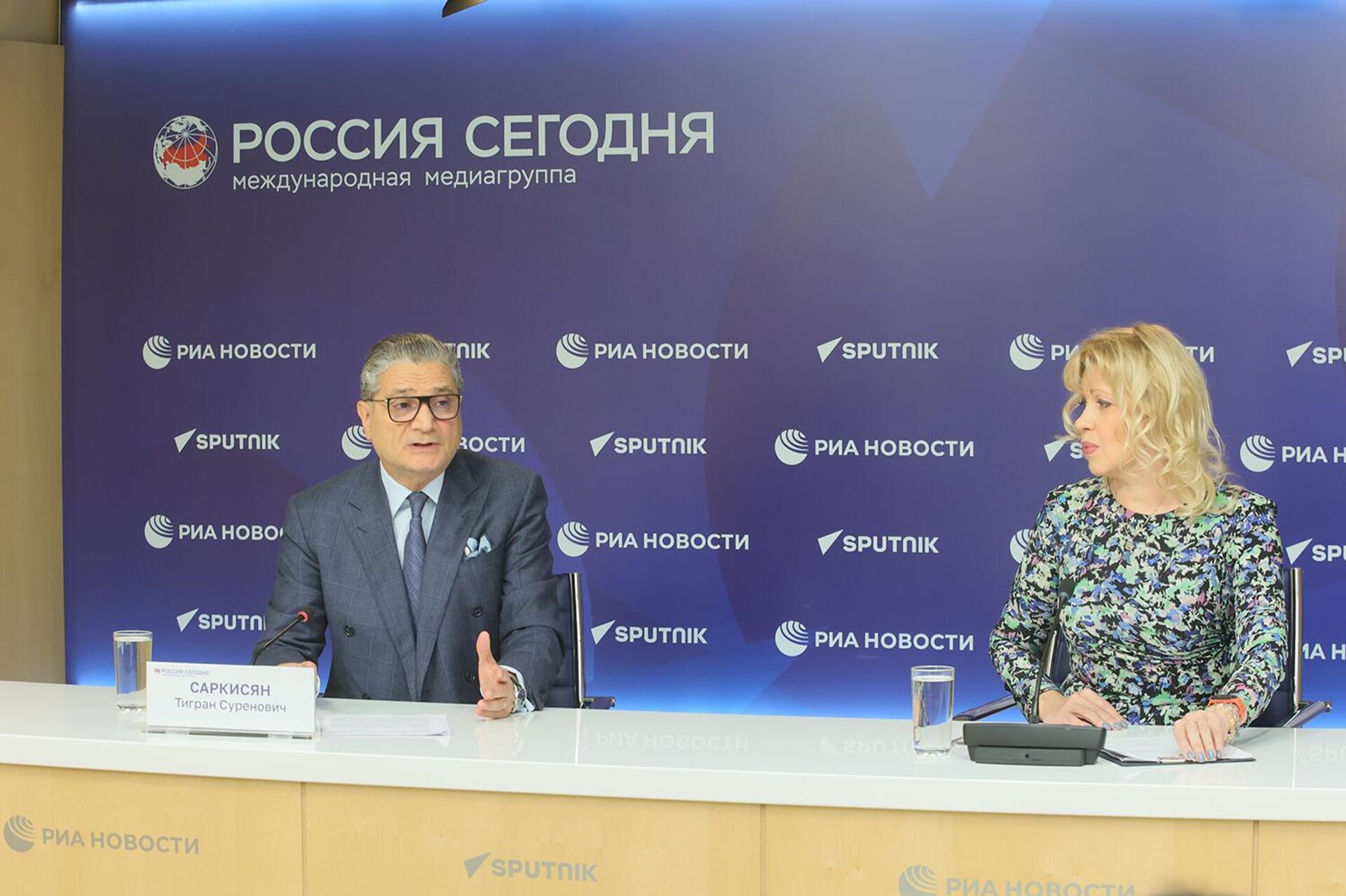 Заместитель председателя правления Евразийского банка развития, куратор Фонда цифровых инициатив ЕАБР Тигран Саркисян во время видеомоста на тему: Цифровые проекты ЕАЭС (12 ноября 2025). Москвa - Sputnik Армения, 1920, 12.11.2025