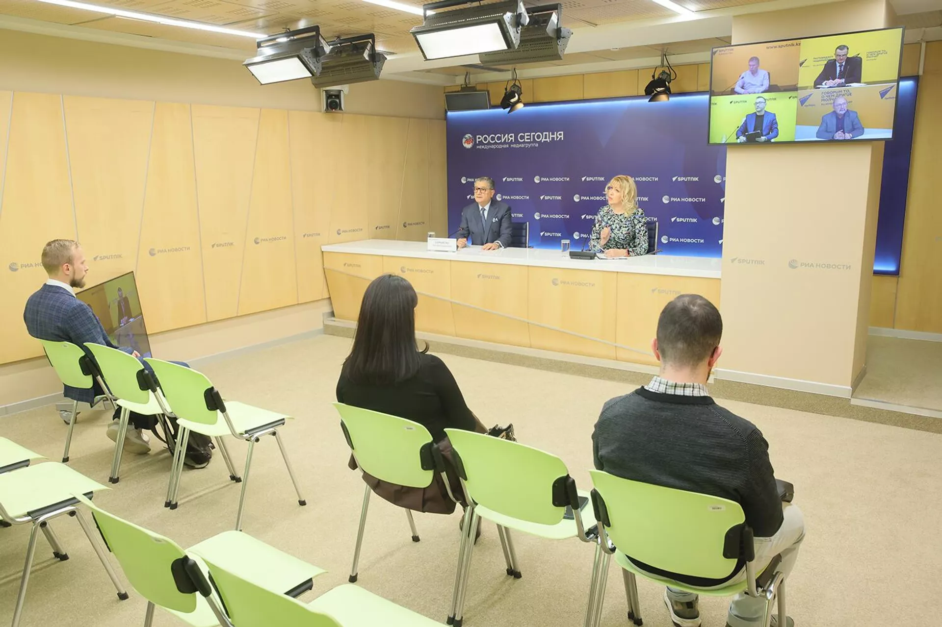 Заместитель председателя правления Евразийского банка развития, куратор Фонда цифровых инициатив ЕАБР Тигран Саркисян во время видеомоста на тему: Цифровые проекты ЕАЭС (12 ноября 2025). Москвa - Sputnik Армения, 1920, 12.11.2025