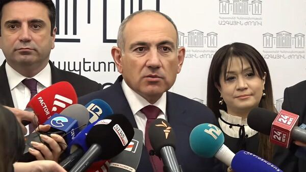 Премьер-министр Никол Пашинян отвечает на вопросы журналистов во время перерыва очередного заседания Национального собрания (12 ноября 2025). Еревaн - Sputnik Армения
