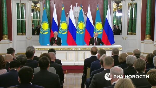 Путин и Токаев подписали Декларацию о переходе отношений России и Казахстана на уровень всеобъемлющего стратегического партнерства и союзничества. - Sputnik Армения