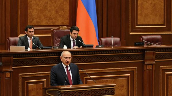 Премьер-министр Никол Пашинян во время правительственного часа в Национальном собрании (12 ноября 2025). Еревaн - Sputnik Армения