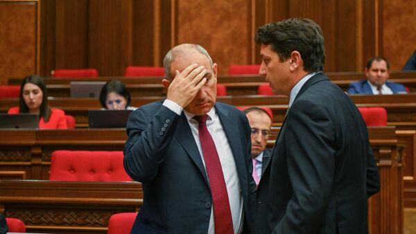 Премьер-министр Никол Пашинян беседует с министром финансов Ваге Ованнисяном в парламенте - Sputnik Армения
