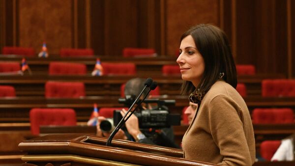 Министр здравоохранения Анаит Аванесян во время правительственного часа в Национальном собрании (12 ноября 2025). Еревaн - Sputnik Армения