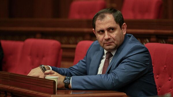Министр обороны Сурен Папикян во время правительственного часа в Национальном собрании (12 ноября 2025). Еревaн Министр обороны Сурен Папикян во время правительственного часа в Национальном собрании (12 ноября 2025). Еревaн - Sputnik Армения