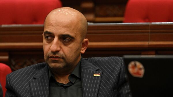 Депутат Ваник Оганян во время правительственного часа в Национальном собрании (12 ноября 2025). Еревaн - Sputnik Армения