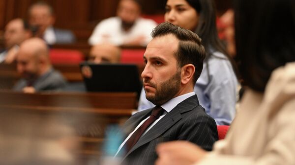 Руководитель фракции Гражданский договор Айк Конджорян во время правительственного часа в Национальном собрании (12 ноября 2025). Еревaн - Sputnik Армения