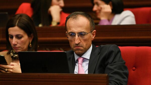 Министр труда и социальных вопросов Арсен Торосян во время правительственного часа в Национальном собрании (12 ноября 2025). Еревaн - Sputnik Армения
