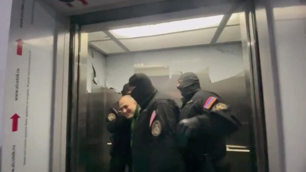 ԱԱԾ աշխատակիցները բերման են ենթարկում Նարեկ Սամսոնյանին - Sputnik Արմենիա