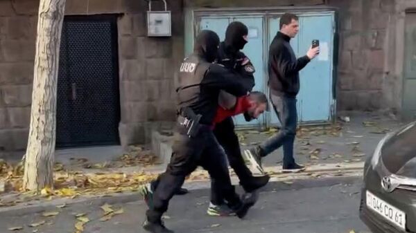 ԱԱԾ աշխատակիցները բերման են ենթարկում Վազգեն Սաղաթելյանին - Sputnik Արմենիա