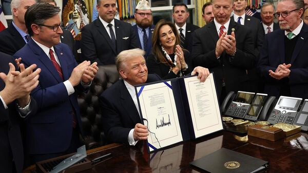 Президент США Дональд Трамп подписывает законопроект о финансировании возобновления работы федерального правительства в присутствии лидера фракции меньшинства в Палате представителей Стива Скализа, спикера Палаты представителей Майка Джонсона, законодателей-республиканцев и руководителей предприятий (12 ноября 2025). Вашингтон - Sputnik Армения