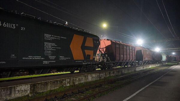 Поезд с казахстанским зерном на железнодорожной станции в Тавуше - Sputnik Армения