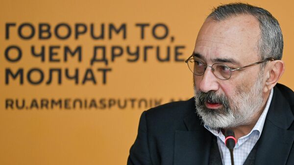 Экс-посол по особым поручениям Карен Мирзоян на пресс-конференции Большой Ближний Восток и Армения (13 ноября 2025). Еревaн - Sputnik Армения