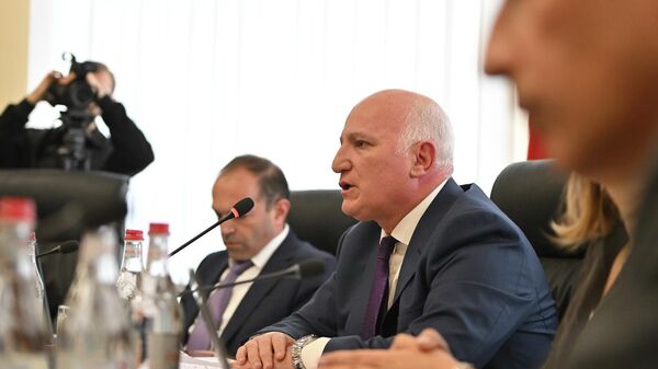 Месроп Месропян на заседании КРОУ Армении по вопросу лишения ЭСА лицензии №0092 (13 ноября 2025). Еревaн - Sputnik Армения