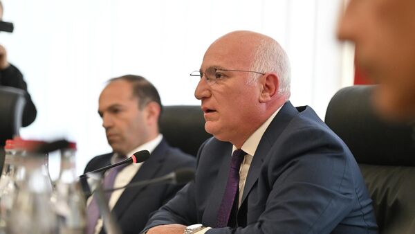 Месроп Месропян на заседании КРОУ Армении по вопросу лишения ЭСА лицензии №0092 (13 ноября 2025). Еревaн - Sputnik Армения