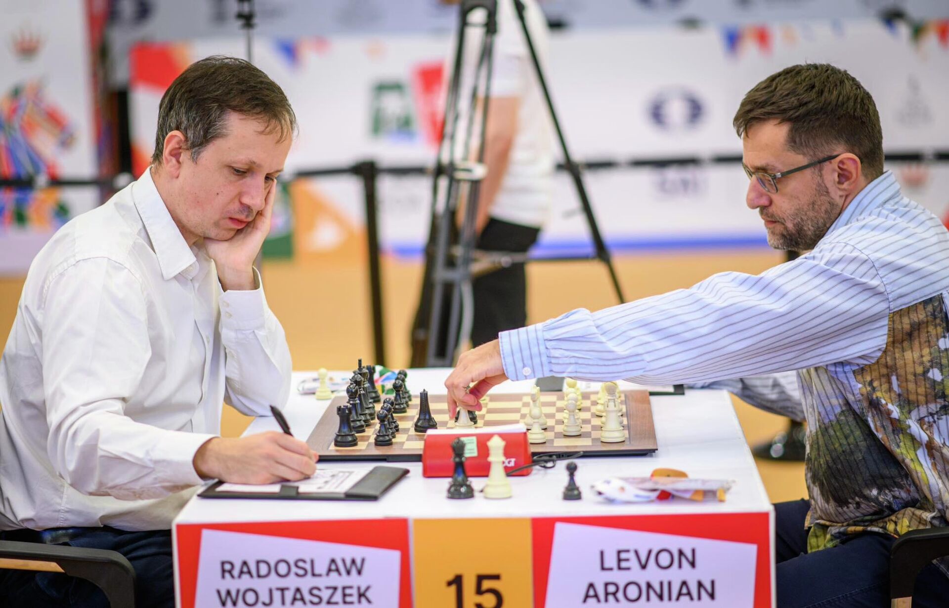 Партия четвертого раунда гроссмейстеров Левона Ароняна (США) и Радослава Войташека (Польша) на чемпионате мира по шахматам ФИДЕ (12 ноября 2025). Гоа - Sputnik Армения, 1920, 13.11.2025