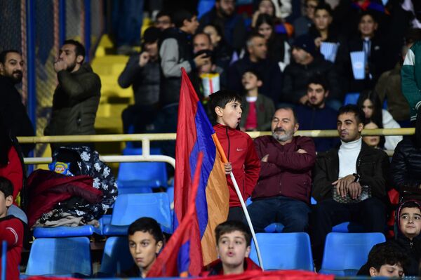 Болельщики сборной Армении перед началом отборочного матча чемпионата мира по футболу 2026 года между сборными Армении и Венгрии - Sputnik Армения