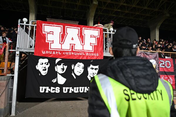 Болельщики сборной Армении перед началом отборочного матча чемпионата мира по футболу 2026 года между сборными Армении и Венгрии - Sputnik Армения